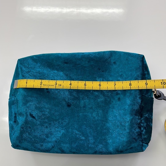 NEW • Velvet Pouch + Beauty samples - Picture 3 of 11